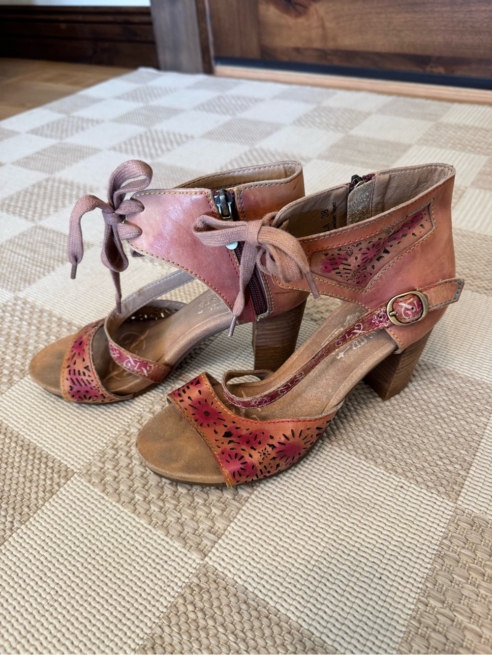 L’Artiste Spring Step Sujala Floral Cutout Block Heel Sandals - Picture 3 of 11